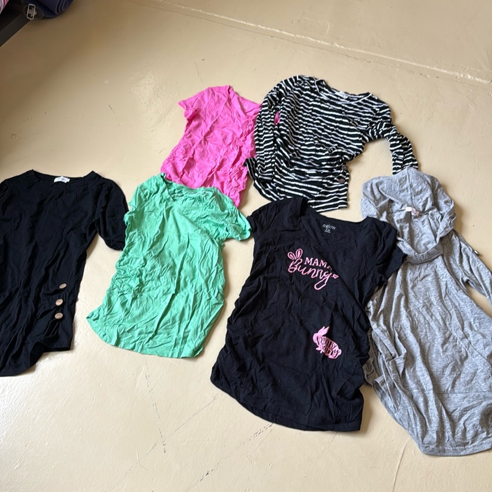 6 maternity shirts. Size small